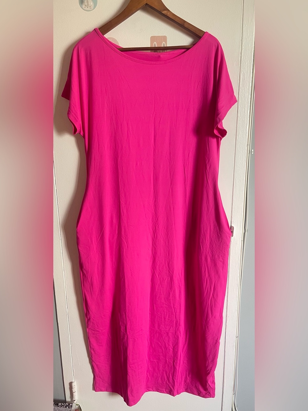 New Women’s Hot Pink Summer Dress Size M Stretchy with pockets runs big